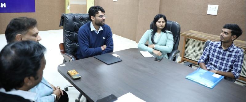 कलेक्‍टर ने जिले में औद्योगिक निवेश के लिए निवेशकों से की चर्चा