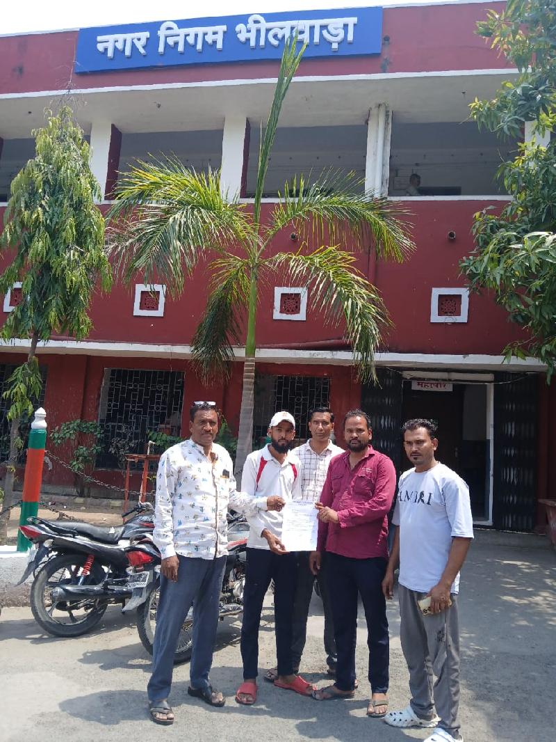उपनगर पुर के वार्ड नंबर 2 एवं 4 में सड़क एवं नाली की सफाई के लिए स्थाई कर्मचारियों की व्यवस्था की जाए :