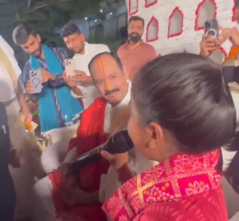 7 साल की तक्षवी ने वेदसार शिवस्तव के सस्वर पाठ से पंडित प्रदीप मिश्रा को किया मंत्रमुग्ध