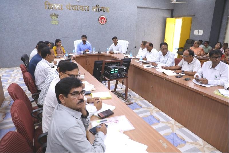 कलेक्टर ने प्राचार्यों एवं संकुल प्राचार्यों की समीक्षा बैठक लेकर दिए आवश्यक निर्देश....शिक्षा की गुणवत्ता और परीक्षा परिणाम सुधार पर करें विशेष फोकस :