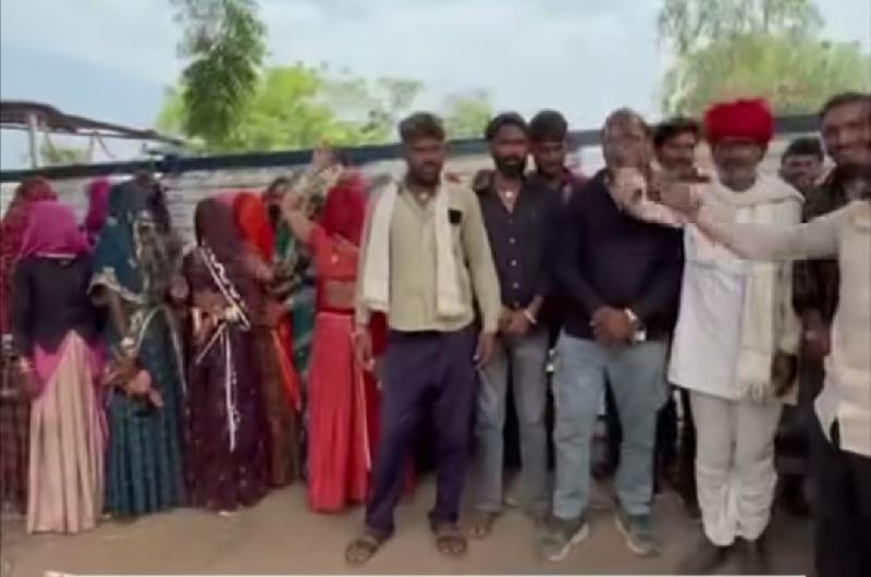 डिकेन में फूटा दबी सिसकियों का लावा:
